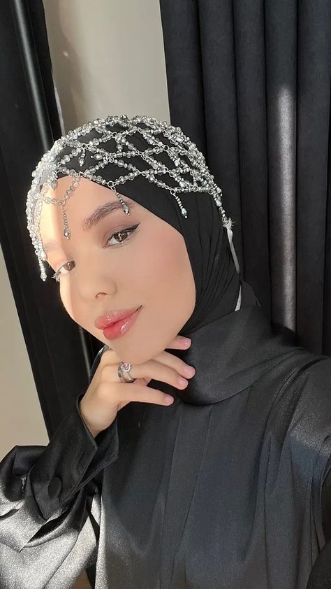 Hijab Accessories Headpieces, Headpiece Hijab, Hair Jewerly, Girly M Instagram, Hijab Hipster, Crystal Wedding Dresses, Wedding Jewellery Designs, Minimal Wedding Dress, Chain Headpiece