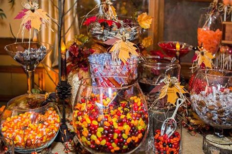 Autumn Sweet Table, Fall Wedding Favor, Candy Buffet Wedding, Fall Wedding Diy, Fall Candy, Festival Ideas, Wedding Themes Fall, Wedding Favors Fall, Paper Leaves