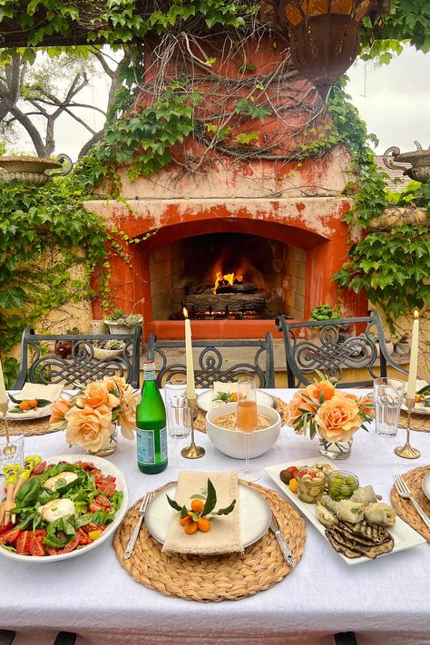 Italian Banquet Food, Italian Dinner Party Tablescape Outdoor Dining, Authentic Italian Dinner Party, Italian Al Fresco Dinner Party, Italian Garden Dinner Party, Italian Engagement Party Ideas, Tuscan Themed Dinner Party, Italian Garden Party Food, Italian Lunch Menu Ideas