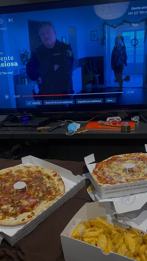 Pizza And Netflix Aesthetic, Netflix With Food, Netflix And Chill Aesthetic Night Couple, Pizza And Netflix Night, Chill Night Vibes, Netflix And Chill Couple, Watching Tv With Friends, Netflix And Chill Aesthetic, Pizza Vibes