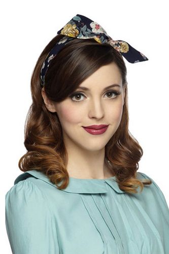 Definitely getting into this retro headband for spring Cabelo Pin Up, Retro Headband, 50s Hairstyles, Pretty Headbands, Victory Rolls, Pin Up Vintage, Wire Headband, Vintage Hair Accessories, Peinados Fáciles Para Cabello Corto