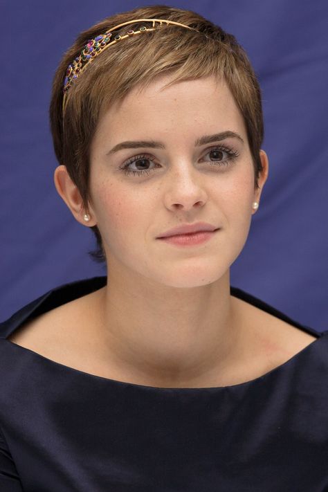 Jeweled Headband- HarpersBAZAAR.com Emma Watson Pixie, Emma Watson Short Hair, Ringlets Hair, Emma Watson Makeup, Emma Watson Hair, Low Taper, Hair Evolution, Taper Fade, Peinados Fáciles Para Cabello Corto