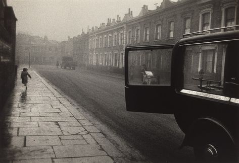 Great Britain, Strange and Familiar | The New Yorker Ted Forbes, Robert Frank Photography, Visual Composition, Elliott Erwitt, American Photography, Robert Frank, The Americans, Vivian Maier, Annie Leibovitz