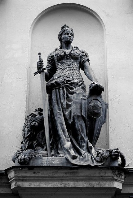 Female Warrior | Flickr - Photo Sharing! Vikings Statue, Viking Warrior Woman, Living Statue, Anatomy Sculpture, Roman Statue, Amazon Warrior, Greek Warrior, Ancient Statues, Roman Sculpture