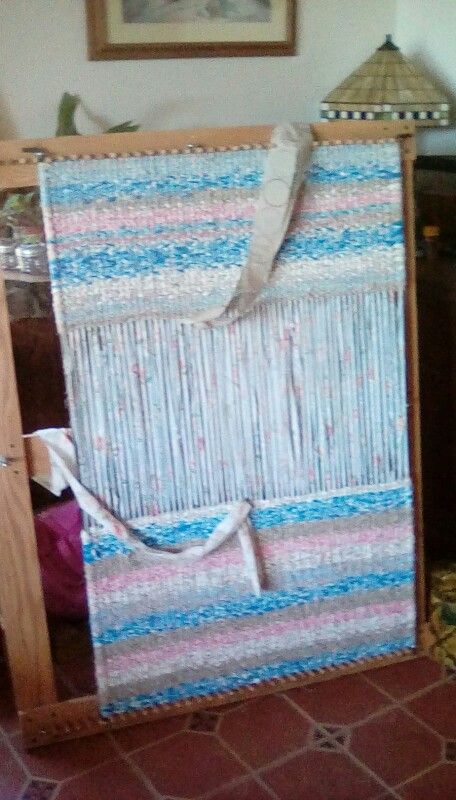 Twining loom rug. Rugs Homemade, Twining Weaving, Rug Weaving Loom, Rag Rug Diy, Homemade Rugs, Diy Rugs, Loom Rug, Rug Diy, Designer Bed Sheets