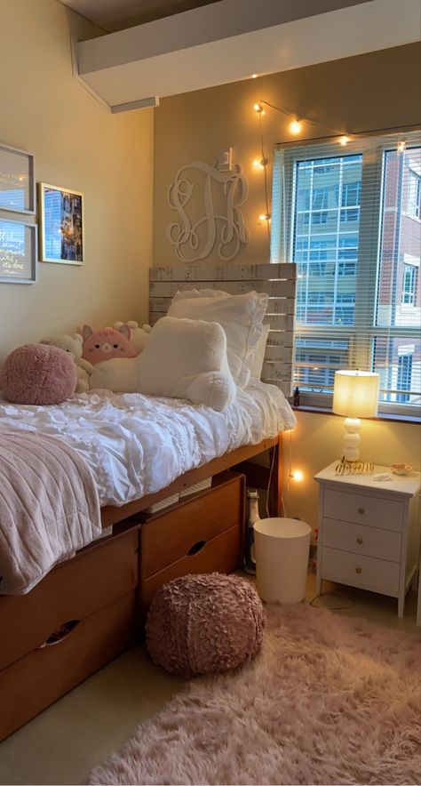 Pink And Brown Dorm Room Ideas, Pink White Grey Dorm Room, Brown And Pink Dorm Room, Ucf Dorm Room Ideas, Double As A Single Dorm Room, Dorm Room Ideas Layout, College Dorm Room Ideas Cozy, Dorm Room Ideas Purple, College Dorm Room Ideas Pink