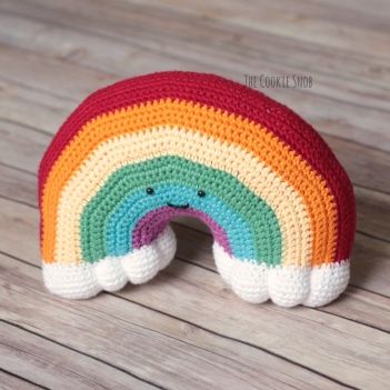 Rainbow plushy - Free amigurumi pattern Crochet Coin Purse, Crochet Rainbow, Rainbow Pillow, Crochet Pillow Pattern, Purse Cute, Rainbow Crochet, Crochet Cushions, Crochet Pillow, Cushion Pattern