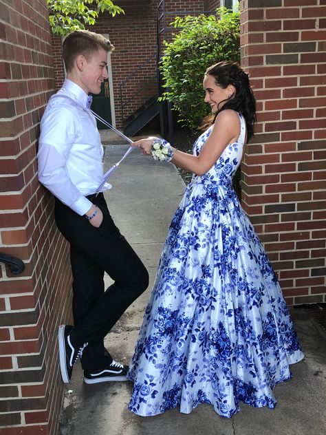 Couple Prom, Prom Pictures Group, Prom Photography Poses, Prom Pictures Couples, Prom Goals, Prom Photography, Prom Picture Poses, Prom Photoshoot, Homecoming Pictures