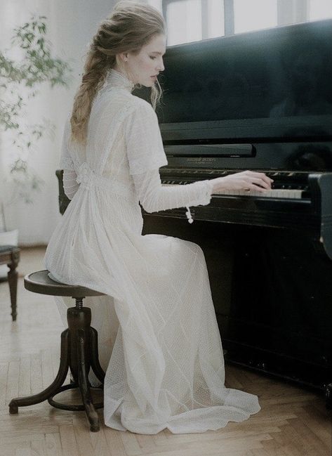 Piano Photography, Piano Girl, Piano Art, Best Piano, Music Studio Room, Royal Clothing, Piano Player, Playing Piano, Redhead Girl