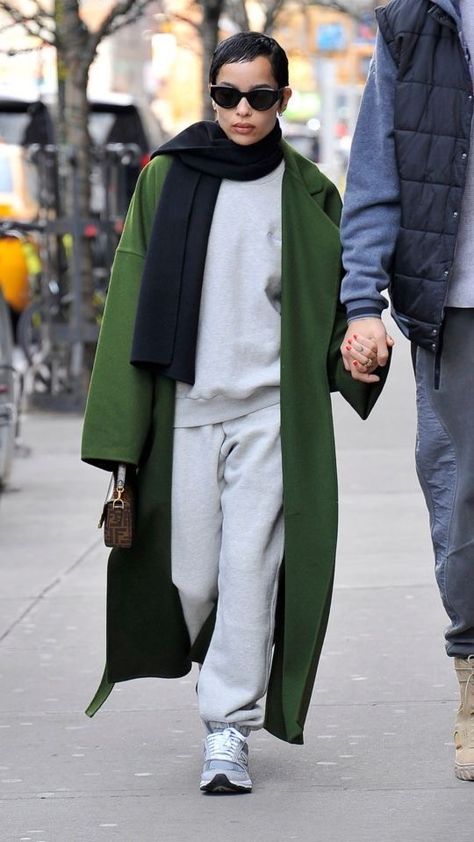 Wool Coat Outfit, Zoe Kravitz Style, Zoë Kravitz, Oversized Wool Coat, 2023 Outfits, Look Short, Zoe Kravitz, Elegante Casual, Jane Birkin