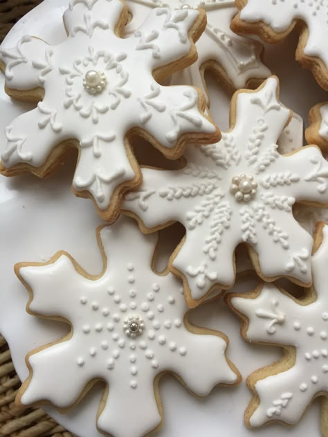 Snowflake Cookies Decorating, Snowflake Christmas Cookies, Iced Christmas Cookies, Royal Icing Cookies Recipe, Baptism Cookies, Christmas Sugar Cookies Decorated, Christmas Cookies Gift, Holiday Cookies Christmas, Snowflake Cookies