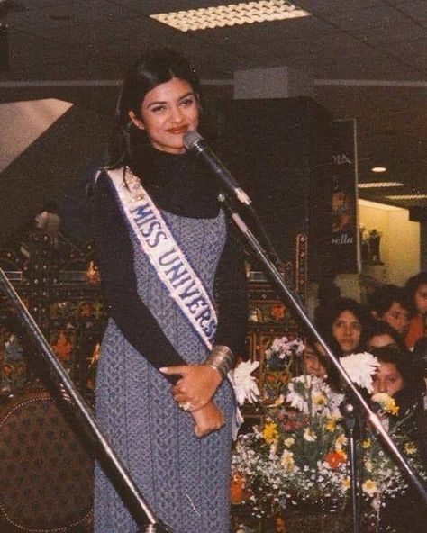 Retro Bollywood Fashion, Miss Universe 1994, 90s Bollywood Fashion, 90s Bollywood Actress, Sushmita Sen, Unique Mehndi, Retro Bollywood, Bollywood Photos, 90s Bollywood