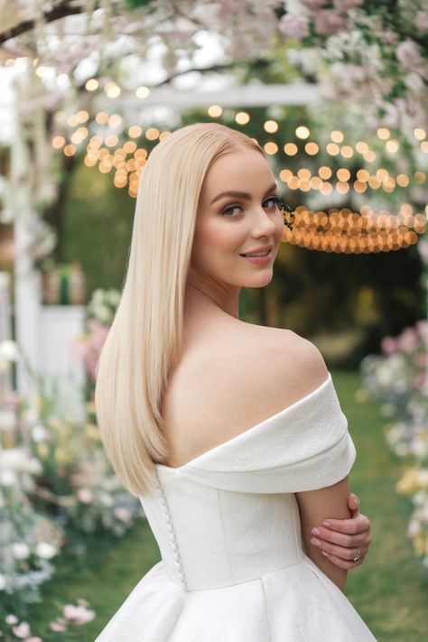 Discover the beauty of straight wedding hairstyles that exude sophistication and grace. This stunning look showcases sleek, polished strands that frame your face beautifully, making it a perfect choice for modern brides seeking a minimalist yet elegant style. Pair it with a delicate veil or sparkling hair accessories for added charm. Elevate your bridal look with this chic hairstyle that remains timeless. #weddinghairstyles #bridalhair #straighthairstyles Bride Hairstyles With Veil Down, Straight Wedding Hairstyles, Straight Wedding Hair, Bride Hairstyles With Veil, Hairstyles With Veil, Chic Hairstyle, Chic Hairstyles, Bridal Look, Bride Hairstyles