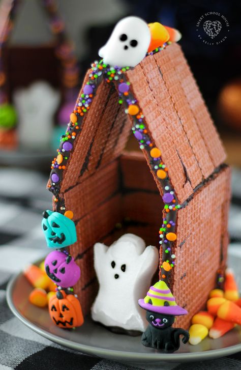 Halloween Peeps Houses! An easy DIY Halloween craft idea for all ages. Halloween Icing, Halloween Peeps, Halloween Decor Diy, Halloween Sprinkles, Fröhliches Halloween, Diy Halloween Decor, Zucca Halloween, Halloween Diy Crafts, Easy Diy Halloween