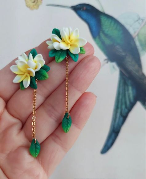 Diy Earrings Fimo, Diy Polymer Clay Crafts, Cercei Din Lut Polimeric, Flower Clay Earrings, Stud Earrings Polymer Clay, Green Combination, Flower Clay, Polymer Clay Flower Jewelry, Diy Earrings Polymer Clay