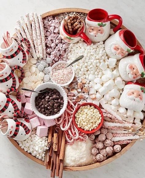 Cocoa Station, Party Food Platters, Idee Pasto, Charcuterie Recipes, Christmas Brunch, Hot Chocolate Bars, God Mat, Christmas Party Food, Christmas Snacks