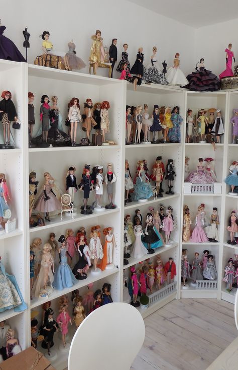 Toy Collection Room, Barbie Storage, Dollhouse Decorating, Doll Museum, Doll Room, Barbie Room, Doll Family, Fantasy Doll, Doll Display