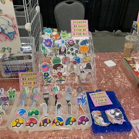 Sticker Selling Display, Selling Stickers At A Craft Show, Sticker Vendor Display, Diy Sticker Display Stand, Anime Vendor Booth, Artist Alley Table Display Ideas, Artist Alley Button Display, Artist Alley Sticker Display, Artist Alley Display Ideas