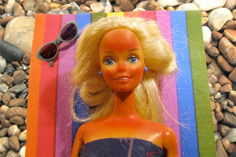 Sunburn Barbie Natural Remedies For Sunburn, Sunburn Remedies, Sunburn Relief, Barbie Funny, Tan People, Pale Girl, Bad Barbie, Skin Natural Remedies, Face Wrinkles