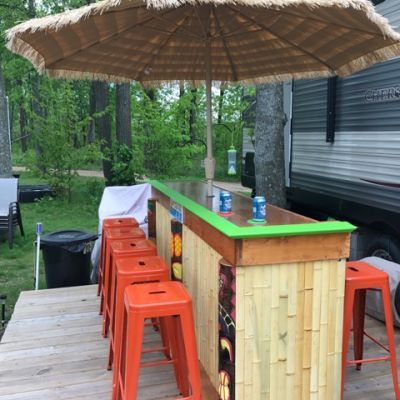 Campsite tiki bar Seasonal Camping Sites Ideas, Permanent Campsite Decorating Ideas, Camper Landscaping, Seasonal Campsite Ideas, Permanent Campsite Ideas, Permanent Campsite, Diy Home Bar Plans, Trailer Garden, Seasonal Campsite