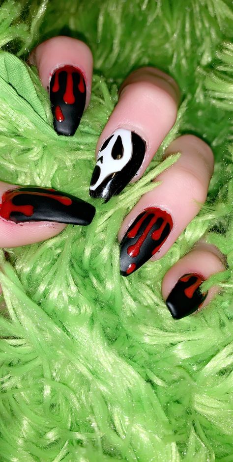 Short Ghostface Nails, Ghost Face Nails Medium, Spooky Nails Ghostface, Ghost Face Nail Art Tutorial, Ghostface Nails Black And Red, Ghostface Nail Tutorial, Ghost Face Nails, Ghostface Nails, Scary Nails