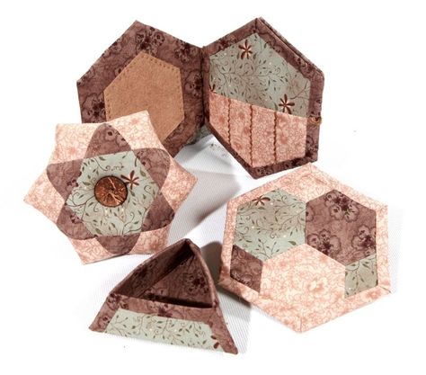 hexagones Sue Daley English Paper Piecing, Epp Shapes, Hex Quilt, Thread Catcher Pattern, Epp Hexagons, Epp Projects, Hexagon Projects, Quilt Hexagon, Hexagon Quilting