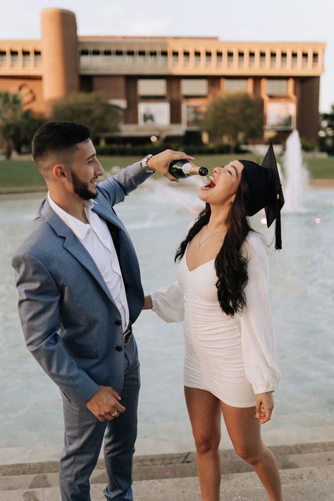 Girlfriend Graduation Pictures, College Graduation Pictures Outfits Casual, Graduation Picture Ideas With Boyfriend, Graduation Picture Poses With Boyfriend, Graduation Photo Ideas With Boyfriend, College Graduation Couple Photos, Couple Grad Photoshoot, Cute Couple Graduation Pictures, Grad Pictures With Boyfriend