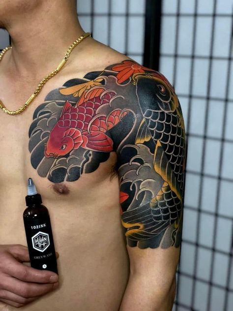 Yakuza Fish Tattoo, Tato Yakuza Design, Irezumi Half Sleeve, Tato Koi, Coi Tattoo, Koi Fish Tattoo Black, Traditional Japanese Koi Fish Tattoo, Fish Tattoo Japanese, Tattoo Japon