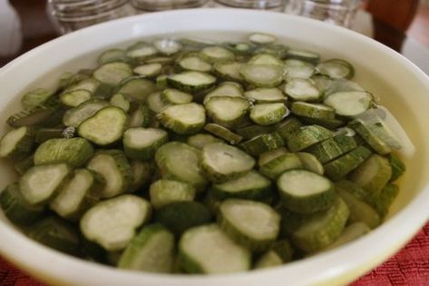 Aunt Teenie’s 14-Day Sweet Pickles – Inside NanaBread's Head Sweet Pickles Homemade, Fresh Produce Recipes, Sweet Pickles Recipe, Banana Bread Cake, How To Make Pickles, Canning Pickles, Pickle Slices, Pickling Spice, Plum Jam