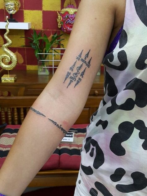 40-rare-sak-yant-tattoos-by-thai-monks-no-ordinary-ink-tattoo-17 Yak Sant Tattoo, Tattoos Thailand, Tattoo Arm Sleeve, Traditional Thai Tattoo, Sacred Tattoo, Thailand Tattoo, Tattoo Process, Bamboo Tattoo, Sak Yant Tattoo