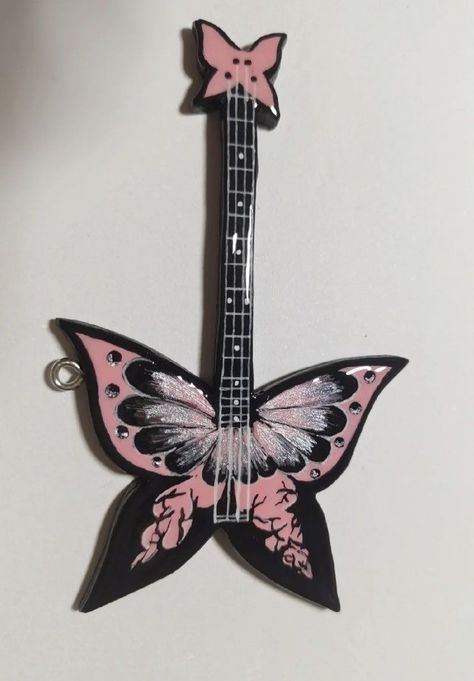 Butterfly Electric Guitar, Black And Pink Electric Guitar, Pink Eletric Gutair, Cute Guitar Aesthetic, Pink Gutair, Pretty Guitars Electric, Butterfly Microphone, Gutair Drawing, Heart Electric Guitar