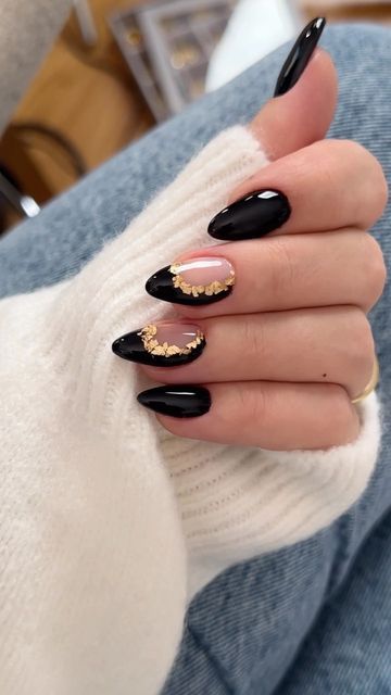 Like Design Nails, Softgel Nail Design Almond, Black Nail Designs Round, Black Nails Inspiration Glitter, Black And Gold And White Nails, Cute Black And Gold Nails Ideas, Black Birthday Nails Almond, Good And Black Nails, Nude Black And Gold Nails