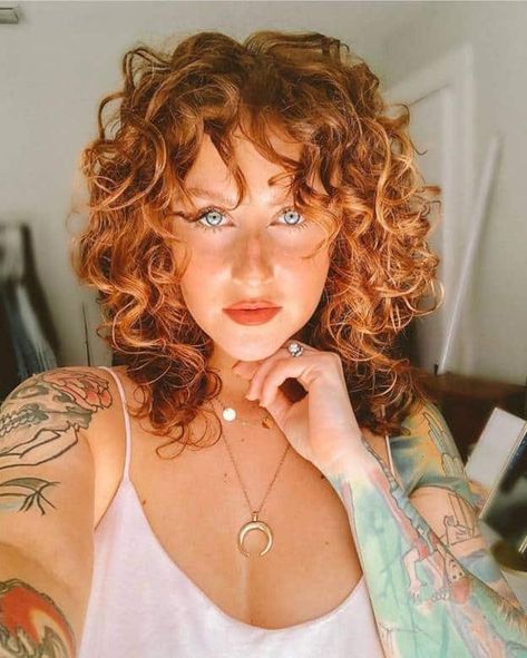 Curly Hairstyles With Bangs, Best Curly Hairstyles, Copper Brown Hair, Curly Hair Trends, Curly Bangs, Bangs Hairstyles, Short Curly Haircuts, Hair With Bangs, Curly Hair With Bangs