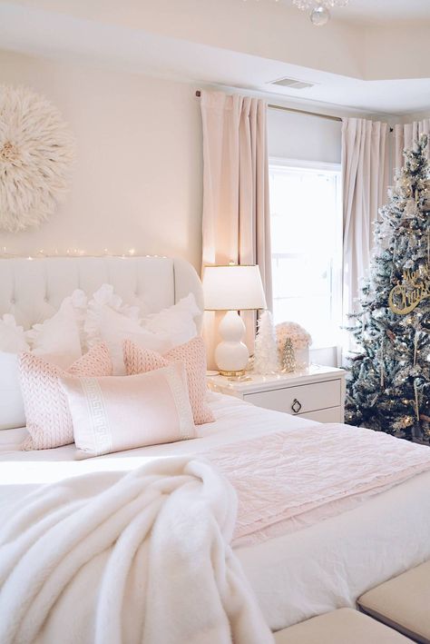 Pretty Room Ideas Aesthetic, Pink And Gold Master Bed, Bedroom Pink Walls Ideas, Girly Christmas Bedroom Decor, Cute Room Ideas Aesthetic Pink Bed, Beautiful Pink Bedrooms, Light Pink Master Bed, Pink Gold And White Bedroom Aesthetic, Cozy Bright Bedroom Ideas