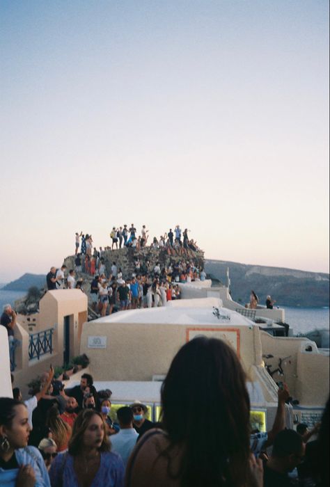 #fashion #vintage #greece #summer22 #film #35mm #travel #europe #ancient #aesthetic #summeraesthetic #santorini #oia Film Friends, Ancient Aesthetic, Greece Vintage, Santorini Oia, Oia Santorini, Film Photo, Travel Europe, On Film, Film Aesthetic