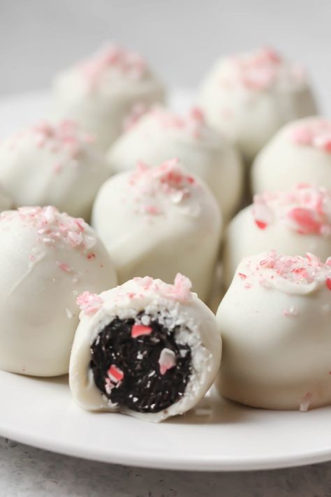 Peppermint Oreo Truffles Oreo Truffles Christmas, Peppermint Oreo Truffles, Oreo Cookie Truffles, Peppermint Patty Recipe, Oreo Torte, Nutella Muffin, Cream Cheese Oreo, Oreo Truffles Recipe, Christmas Truffles