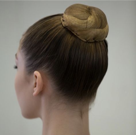 Ballet Hairstyles Aesthetic, Ballet Performance Hair, Ballet Bun Aesthetic, Ballerina Bun Hairstyles, Ballet Hair Styles, High Ballet Bun, Ballet Hairstyle, Dancers Bun, Bun Ballet