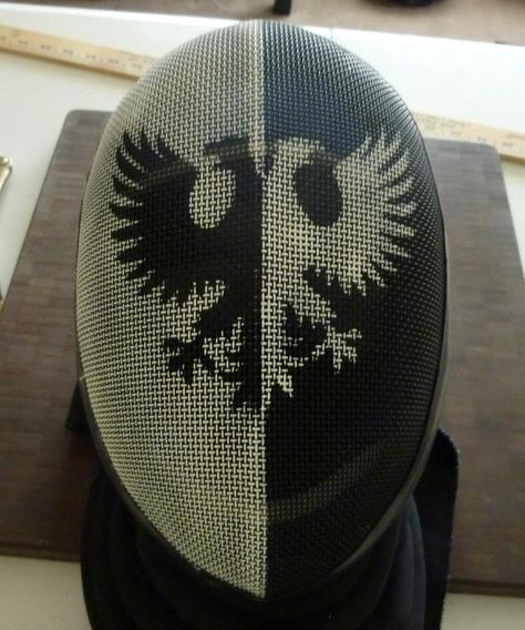 Painted fencing helmet, give the idea of what can be achieved, with out loosing too much vision. Description from forums.robertsspaceindustries.com. I searched for this on bing.com/images Farm Fence Diy, Rapier Fencing, Saber Fencing, Fencing Swords, Fencing Masks, Painted Masks, Fencing Mask, Fencing Club, Fencing Sport