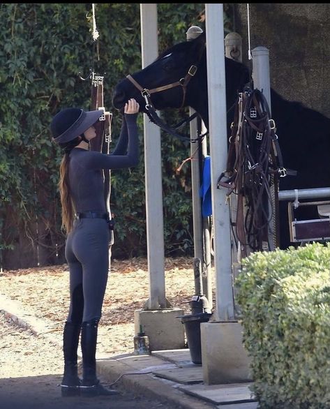 Horse Back Riding Outfits Casual, English Horseback Riding, Kendall Jenner Photoshoot, Horse Riding Aesthetic, Horseback Riding Outfits, Horse Riding Outfit, Equestrian Aesthetic, Equestrian Chic, Equestrian Girls