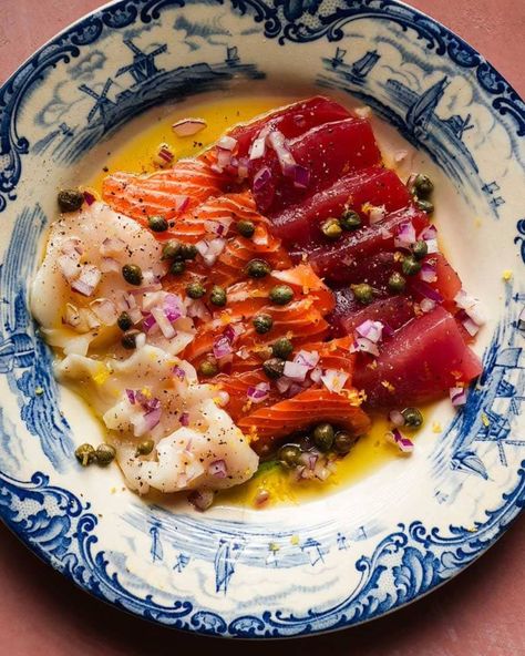 Sicilian Sashimi Savory Drinks, Salmon And Scallops, Italian Appetizer Recipes, Fish Carpaccio, Pear And Prosciutto, Italian Salmon, Prosciutto Crostini, Sashimi Tuna, Salmon Carpaccio