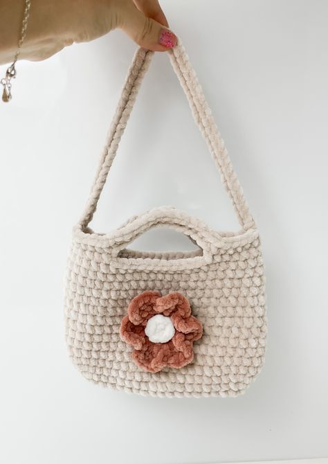 Rose and Lily Amigurumi: Small Crochet Plush Bag - Free Crochet Pattern Small Crochet Bags Free Patterns Easy, Pink Bag Crochet, Crochet Flower Bag Pattern Free, Small Crochet Bags Free Patterns, Small Crochet Projects Easy, Macrame Crochet Bag, Crochet Small Bag, Purse Patterns Free, Macrame Bags