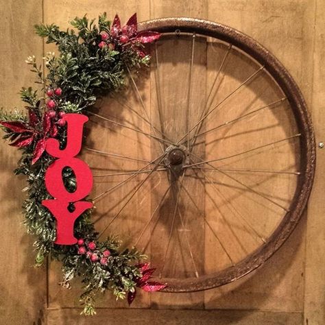 39 Strikingly Unique Holiday Wreaths Tire Wreath, Bicycle Wheel Decor, Bicycle Christmas, Bicycle Crafts, Bike Craft, Bicycle Decor, Bicycle Wheels, Wheel Decor, Wheel Art