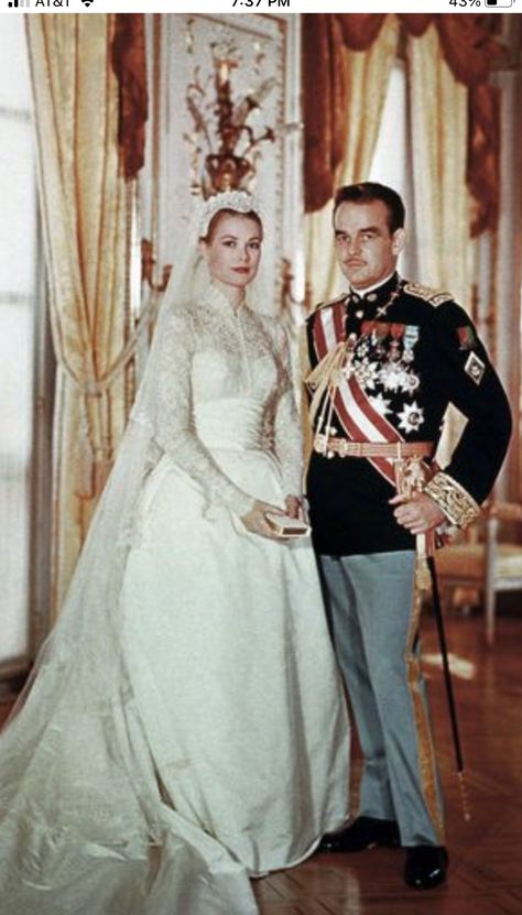 Grace Kelly Wedding Dress, Princesa Margaret, Grace Kelly Wedding, Helen Rose, Royal Wedding Gowns, Grace Kelly Style, Princess Grace Kelly, Celebrity Wedding Dresses, Iconic Weddings