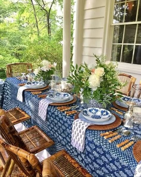 Chickens In My Kitchen Blue And White Plates, Tafel Decor, Blue White Decor, Enchanted Home, Beautiful Table Settings, Pretty Tables, White Plates, Cool Ideas, Boho Home