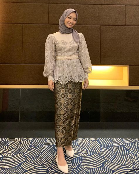 Kebaya wisuda Model Rok Kebaya, Inspirasi Bridesmaid, Model Kebaya Modern Hijab, Kebaya Wisuda Hijab, Dress Wisuda, Kebaya Brokat Modern, Model Kebaya Wisuda, Graduation Fits, Kebaya Simple