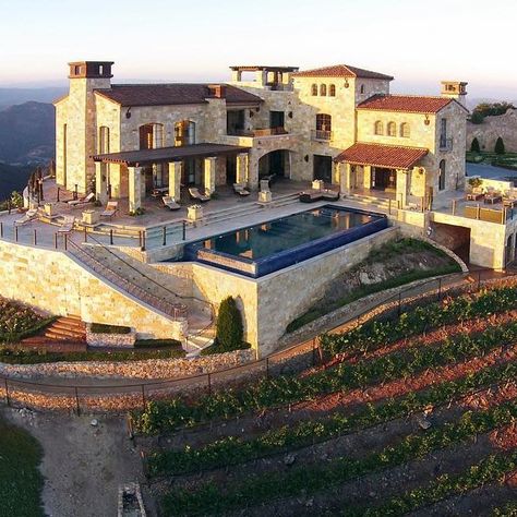 Malibu Rocky Oaks Vineyard Mexican Villa House, Mexican Patio Hacienda Style, Mexican Villa, Ideas De Piscina, Classic Mansion, Malibu Rocky Oaks, Vineyard House, Luxury Exterior, Modern Architecture House