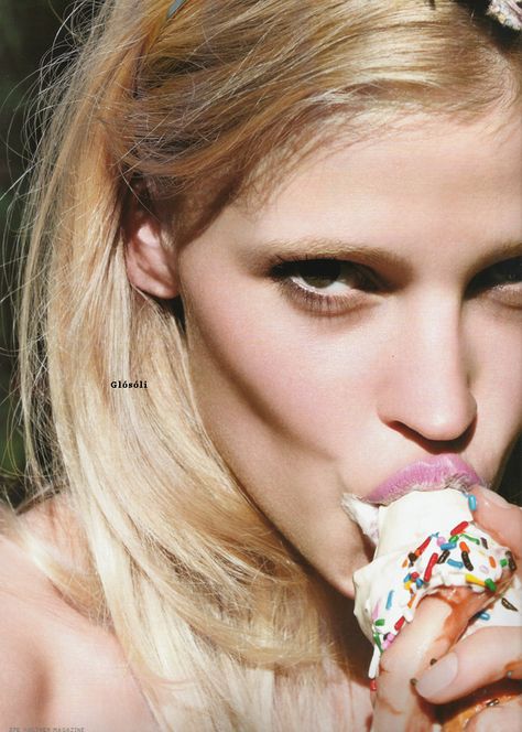 pink and ice cream Candy Kiss Cookies, Woman Eating, Food Shoot, Hazel Eye Makeup, Kiss Cookies, Lara Stone, Eating Ice Cream, New York Aesthetic, People Eating