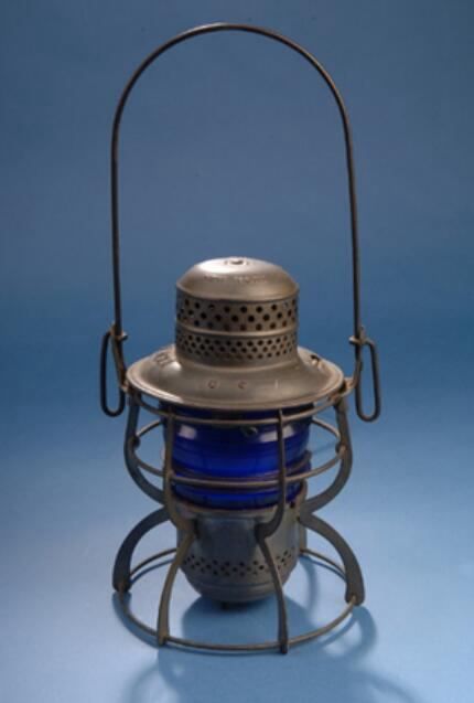 Antique Railroad Lanterns served as the sole light source in underground railways long before electric light bulbs. Although they’re way past their glory days, these aged pieces are coming back in vogue thanks to nostalgic collectors. As a new hobbyist developing an interest in antique railroad lanterns, the greatest challenge you’ll face is identification and valuation. Railroad Lanterns, Blue Lantern, Electric Light, New York Central, How To Make Lanterns, Glory Days, Survival Tools, Selling Antiques, Lanterns Decor