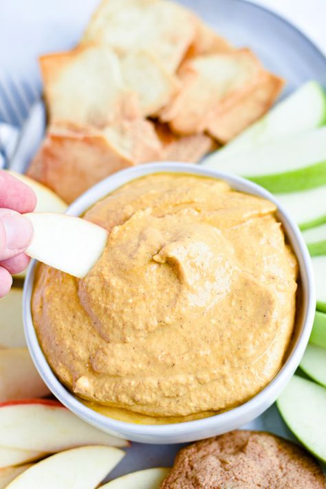 Pumpkin Pie Dip Recipe, Pumpkin Cream Cheese Dip, Pumpkin Dip Recipe, Pumpkin Cheesecake Dip, Greek Yogurt Cheesecake, Pumpkin Pie Dip, Pumpkin Yogurt, Pumpkin Fluff, Greek Yogurt Dips