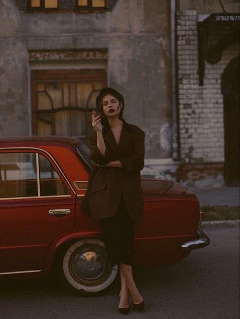 Classic Photoshoot Ideas, Portrait With Car, Urban Photography Portrait, Classic Car Photoshoot, Retro Photoshoot, Car Poses, New Retro Wave, Vintage Photoshoot, Glam Photoshoot